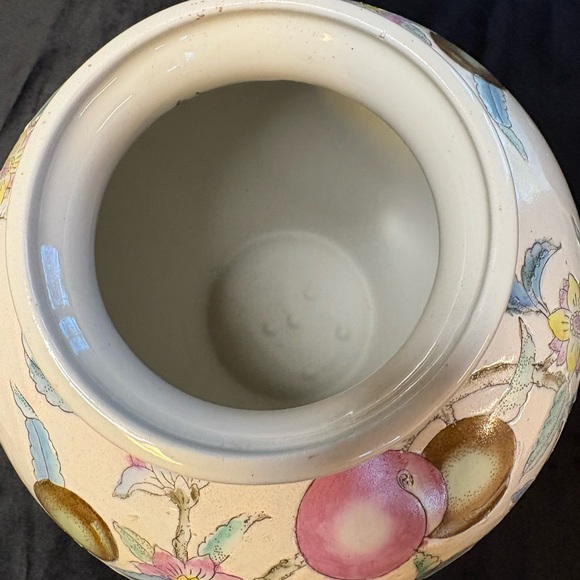 Vintage WBI Chinese Chinoiserie Enameled Porcelain Mantel Urn or Vase - Picture 5 of 8